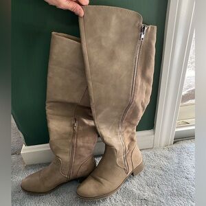 Size 7 taupe color boots